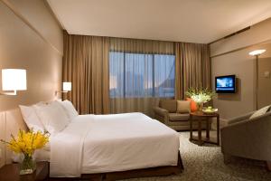 新加坡York Hotel的酒店客房带一张大床和一把椅子