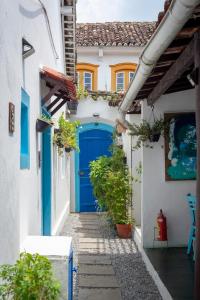 帕拉蒂Casas do Pátio Pousada & Bar的房子边的蓝色门