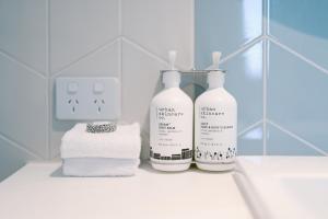 悉尼Holiday Inn Express Sydney Airport, an IHG Hotel的浴室提供2瓶肥皂和毛巾