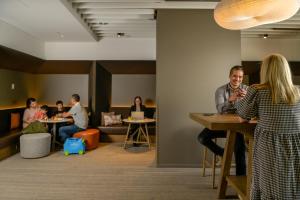 悉尼Holiday Inn Express Sydney Airport, an IHG Hotel的一群坐在办公室桌子上的人