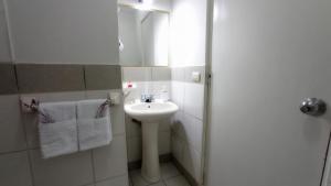 利马Habitacion baño Propio La Paz 1的白色的浴室设有水槽和镜子