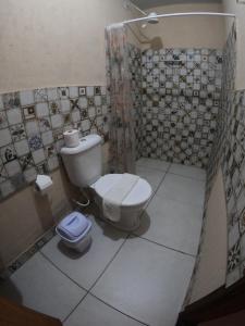 阿廷斯Aquarela Suítes Atins的一间带卫生间和淋浴的小浴室