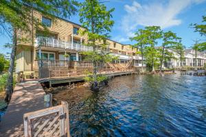 伊丽莎白城Water Front Condo with Boat Slip: The Dock House的水体旁的房屋