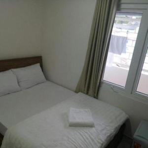 大叻Tường Lan Hotel的一间小卧室,配有床和窗户