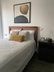 Apartamento moderno 2 habitaciones y 2 banos area Cayala y Embajada USA CASH ONLY客房内的一张或多张床位