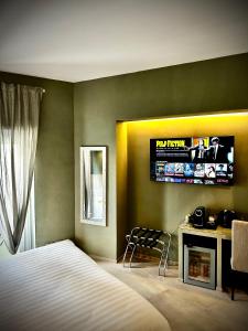 罗马Trastevere House的卧室配有一张床,墙上配有电视