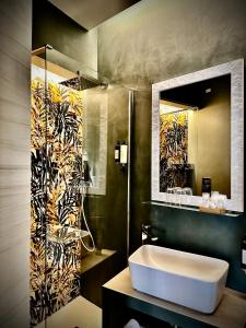 罗马Trastevere House的一间带水槽和镜子的浴室