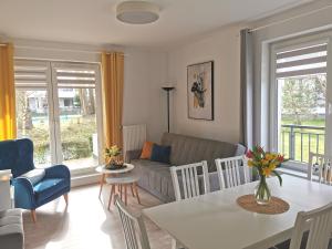 尤斯托尼莫斯基Apartamenty Wybrzeże Laguna的客厅配有沙发和桌子