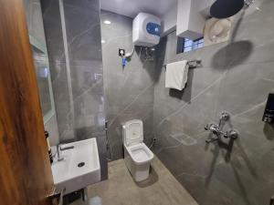 斋浦尔The Robin- A Boutique Hotel的浴室配有白色卫生间和盥洗盆。