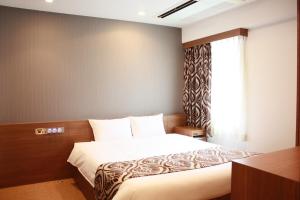 大阪hotel VR osaka的一间卧室设有一张床和一个窗口