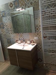 奥斯图尼Ostuni nuova casa vacanze的一间带水槽和镜子的浴室