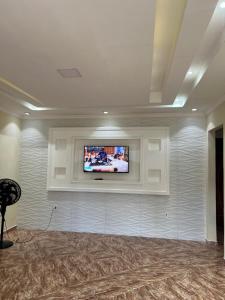 伊塔博拉伊Casa grande com piscina的墙上配有平面电视的房间