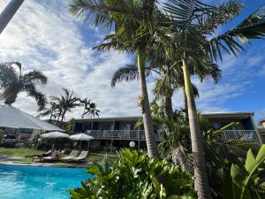 梅林布拉南海汽车旅馆的棕榈树和游泳池度假村