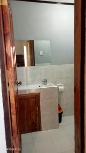 锡基霍尔Zara's Casa Rental的一间带水槽和镜子的浴室