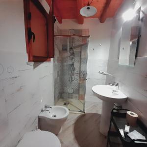 巴勒莫Enzo'S Suite的浴室配有卫生间、盥洗盆和淋浴。