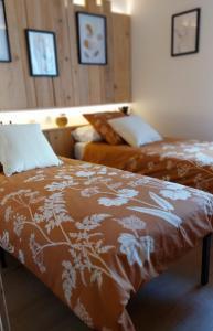 DrusenheimGite & Spa Au pommier fleuri et son "Appart" indépendant的一间卧室配有两张带棕色和白色毯子的床