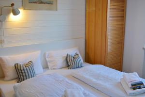 基姆湖畔普林Haus Rehblick的一间卧室配有带白色床单和枕头的床。