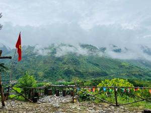 Làng CacDu Già Coffee View Homestay的享有带栅栏旗的山景