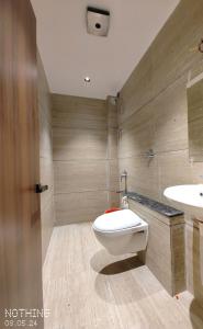 楠代德HOTEL 3T WORLD的一间带卫生间和水槽的浴室