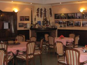 喀山朱塞佩酒店的一间带桌椅和壁炉的用餐室