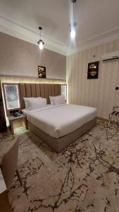 乌姆莱季Wissam Al-Hawra Hotel的卧室配有一张白色大床