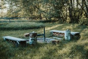 TučapyTreehouse Tučapy的草木田野上的两张野餐桌