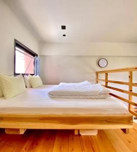 本部Hotel Little Swiss House的一间卧室配有一张木架大床