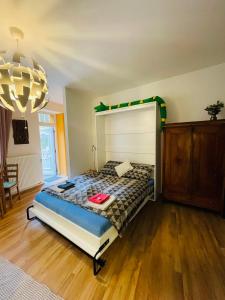 梅图耶河畔特普利采Apartmán U Splavu的一间卧室配有一张带天蓬的大床