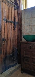 奥巴曹洛克Napsugár Apartman的木墙上设有绿色水槽的浴室