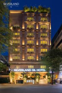 胡志明市Silverland Sil Hotel的一座建筑,上面标有银色的标志,仍然在旅馆