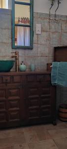 奥巴曹洛克Napsugár Apartman的一间带水槽和镜子的浴室