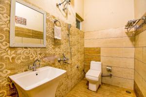 卢迪亚纳FabHotel G-5 Villa的一间带水槽和卫生间的浴室