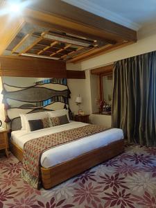 浦那Pride Hotel Pune的一间卧室,卧室内配有一张大床