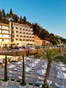 伏罗拉Belvedere Hotel的连排的躺椅和一家拥有度假村的酒店