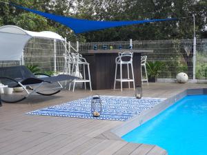 CanyamásSpa Ibiza Dosrius的庭院设有游泳池、桌子和椅子。