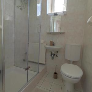 凯斯特海伊Villa Vanília的浴室配有卫生间、淋浴和盥洗盆。