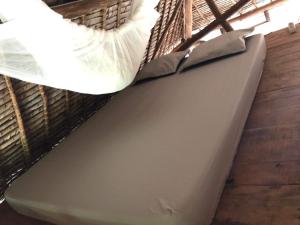 MahamboBeach front Cottage的床垫放在房间地板上