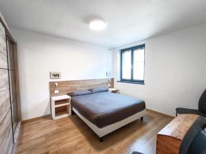 马累Suite Svaizer con giardino privato的一间小卧室,配有床和窗户