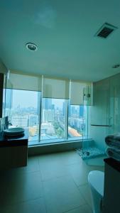 雅加达The H Tower Rasuna Suites Kuningan jakarta by Villaloka的享有城市美景的大浴室