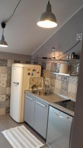 科托尔达高维克公寓酒店的厨房配有白色冰箱和水槽
