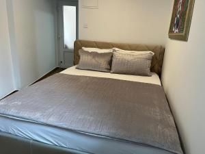 波尔Apartment 7的一张床上有两个枕头的房间