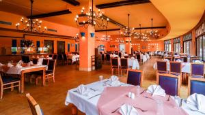 艾因苏赫纳Kefi Palmera Beach Resort El Sokhna - Family Only的一间设有白色桌椅的用餐室
