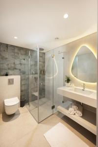 特拉维夫Allenbeach TLV- apart Hotel- Adults only的带淋浴、卫生间和盥洗盆的浴室