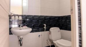 廊开Klang Muang @ Nongkhai Hotel的一间带卫生间和水槽的小浴室