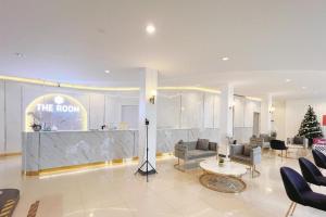 Ban Nong PukThe Room Hotel的大厅,在大楼里配有沙发和柜台