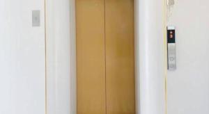 Ban Nong PukThe Room Hotel的一间有另外两个门的房间的棕色门