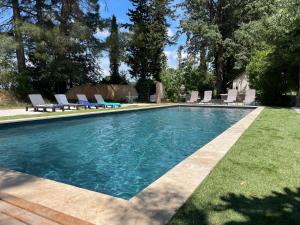 普罗旺斯艾克斯Superbe annAix de villa的庭院内带躺椅的游泳池