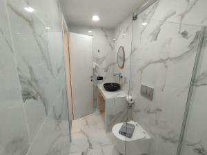 斯科派洛斯Rigas Hotel Skopelos的带淋浴、卫生间和盥洗盆的浴室