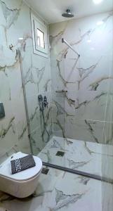 斯科派洛斯Rigas Hotel Skopelos的带淋浴、卫生间和盥洗盆的浴室