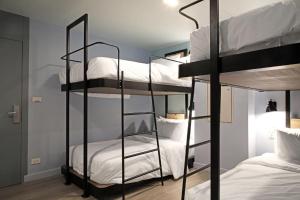 Simply Sleep Hostel客房内的一张或多张双层床